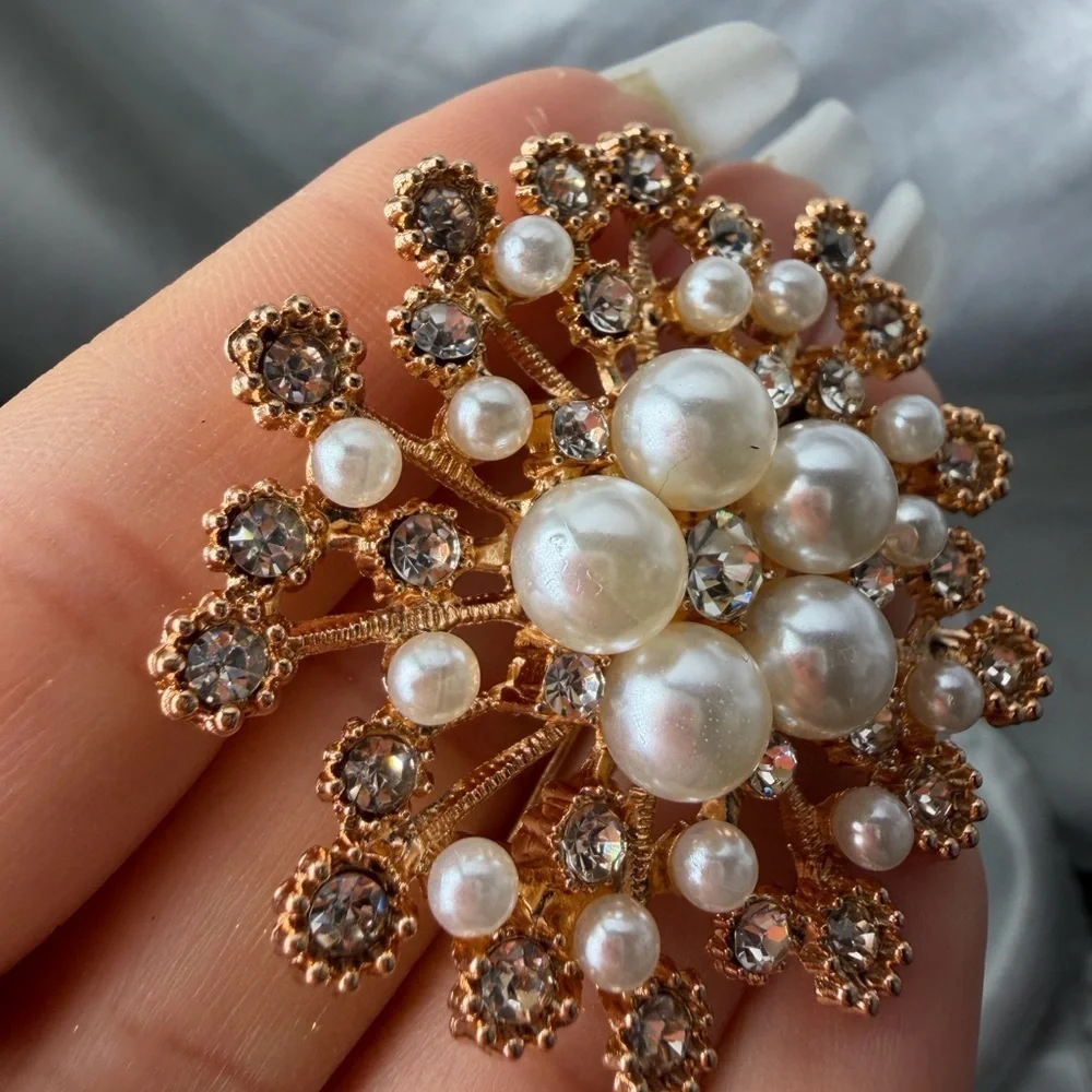 Pearl Crystal Flower Brooch Gold Tone Vintage Style